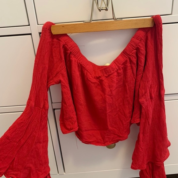 Flowy red crop top with flared sleeves - Picture 4 of 4